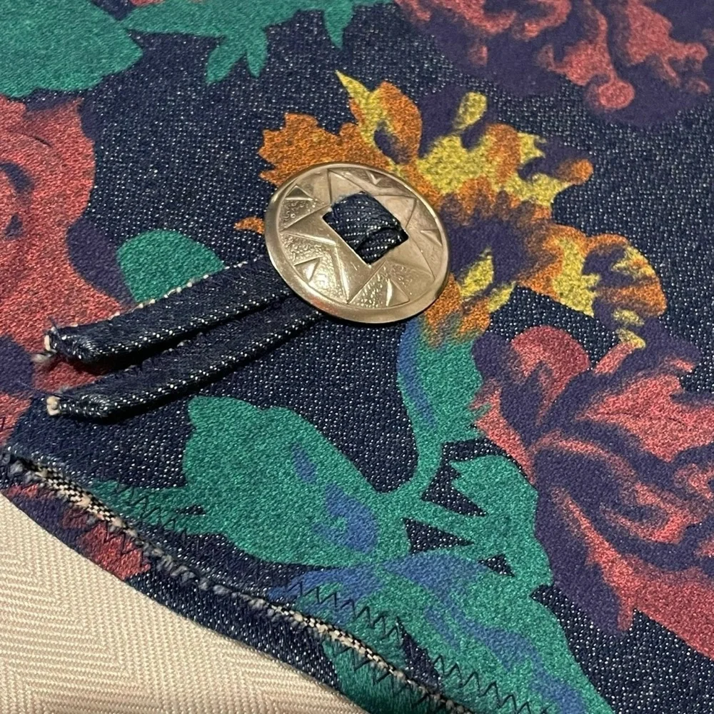 Vintage Women’s Floral Denim Yoke Shawl Over the Shoulders. - Picture 7 of 8